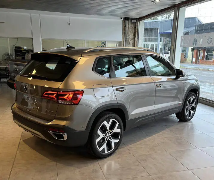 Volkswagen Taos Highline 250 Tsi At